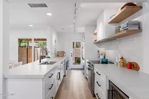 Kitchen - 4530 E Rhonda Dr, Phoenix, AZ 85018 photo 1 of 3