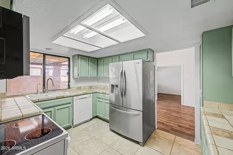 Kitchen - 2518 E Shaw Butte Dr, Phoenix, AZ 85028 photo 2 of 2