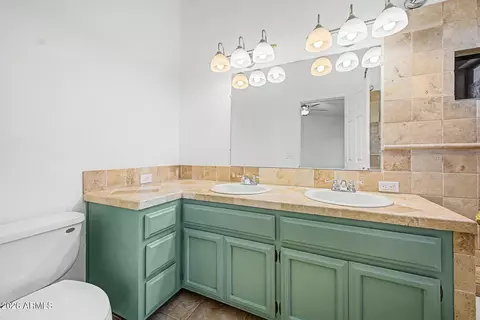Bath - 2518 E Shaw Butte Dr, Phoenix, AZ 85028 photo 2 of 3