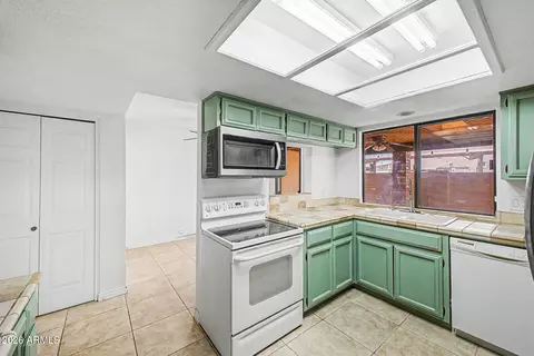 Kitchen - 2518 E Shaw Butte Dr, Phoenix, AZ 85028 photo 1 of 2