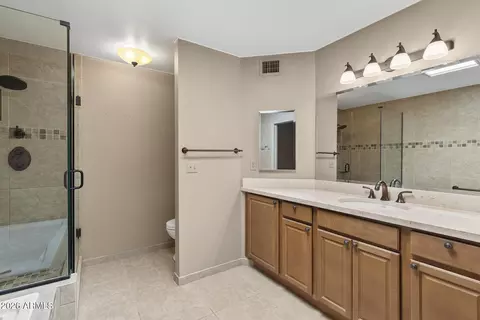 Bath - 735 E Gardenia Dr, Phoenix, AZ 85020 photo 2 of 5