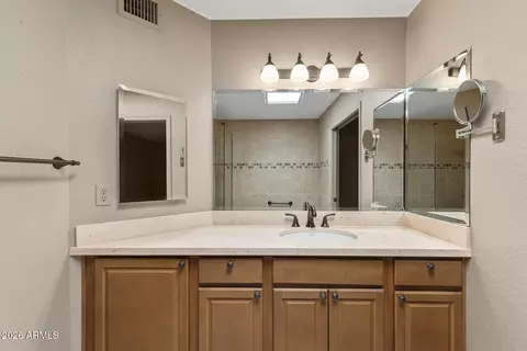 Bath - 735 E Gardenia Dr, Phoenix, AZ 85020 photo 3 of 5