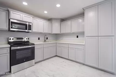 Kitchen - 9044 N 16th Dr, Phoenix, AZ 85021 photo 2 of 3