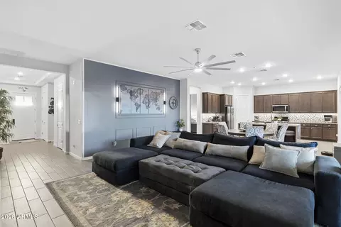 Entry Way - 8435 S 22nd Dr, Phoenix, AZ 85041 photo 4 of 5