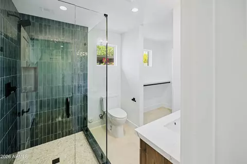 Bath - 6830 N 10th Pl, Phoenix, AZ 85014 photo 4 of 9