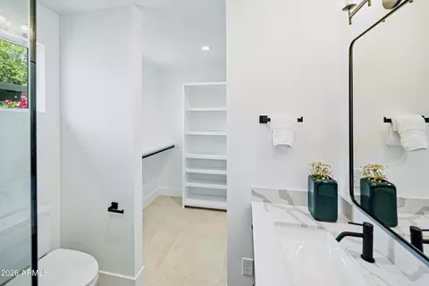 Bath - 6830 N 10th Pl, Phoenix, AZ 85014 photo 5 of 9