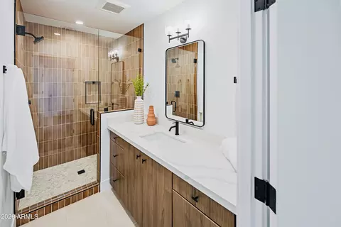 Bath - 6830 N 10th Pl, Phoenix, AZ 85014 photo 6 of 9