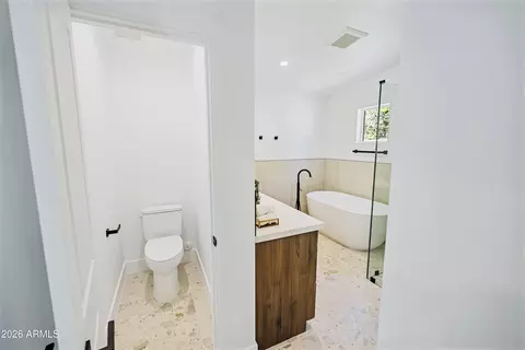 Bath - 6830 N 10th Pl, Phoenix, AZ 85014 photo 2 of 9