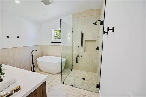 Bath - 6830 N 10th Pl, Phoenix, AZ 85014 photo 1 of 9