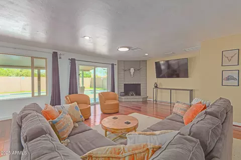 Living - 3142 E Altadena Ave, Phoenix, AZ 85028 photo 1 of 2