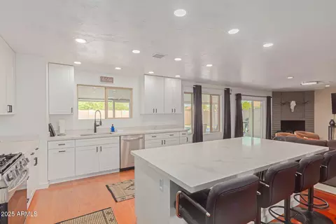 Kitchen - 3142 E Altadena Ave, Phoenix, AZ 85028 photo 3 of 4