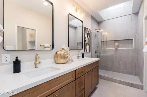 Bath - 4125 E Cortez St, Phoenix, AZ 85028 photo 1 of 3