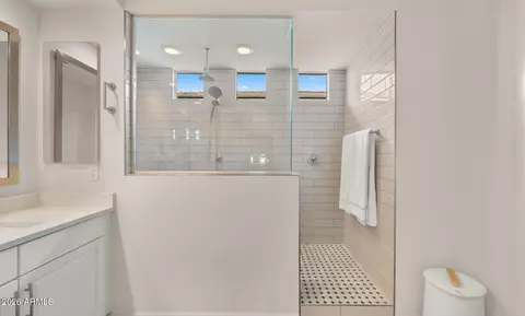 Bath - 5946 E Abraham Ln, Phoenix, AZ 85054 photo 3 of 6