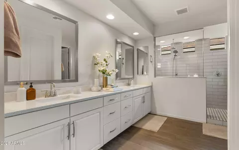 Bath - 5946 E Abraham Ln, Phoenix, AZ 85054 photo 1 of 6