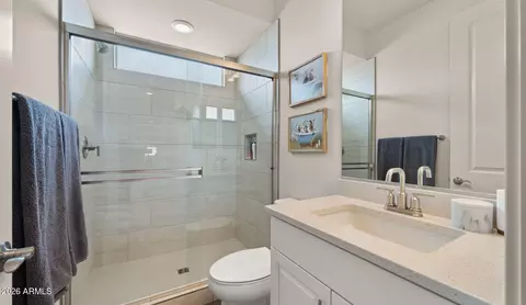 Bath - 5946 E Abraham Ln, Phoenix, AZ 85054 photo 4 of 6