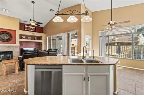 Kitchen - 4069 E Breckenridge Way, Gilbert, AZ 85234 photo 4 of 5