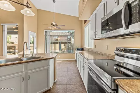 Kitchen - 4069 E Breckenridge Way, Gilbert, AZ 85234 photo 3 of 5