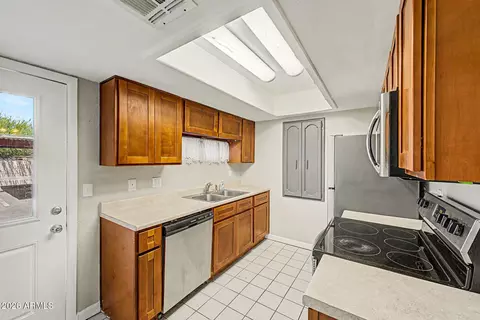 Kitchen - 3301 Earll Dr #120, Phoenix, AZ 85018 photo 2 of 2