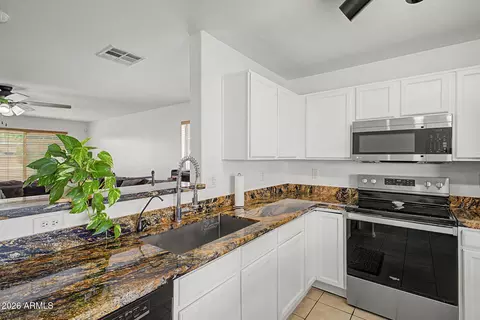 Kitchen - 6929 S 11th Dr, Phoenix, AZ 85041 photo 4 of 4
