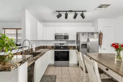 Kitchen - 6929 S 11th Dr, Phoenix, AZ 85041 photo 3 of 4