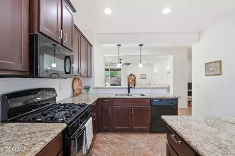 Kitchen - 4444 E Saint John Rd, Phoenix, AZ 85032 photo 6 of 7