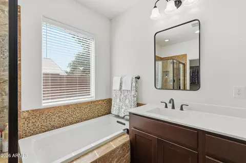 Bath - 4444 E Saint John Rd, Phoenix, AZ 85032 photo 2 of 4