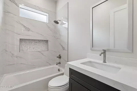 Bath - 8006 W Whyman Ave, Phoenix, AZ 85043 photo 2 of 3