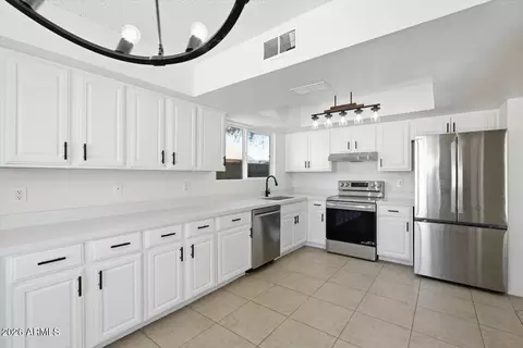 Kitchen - 6609 S 17th Pl, Phoenix, AZ 85042 photo 2 of 2