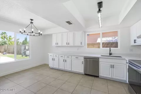 Kitchen - 6609 S 17th Pl, Phoenix, AZ 85042 photo 1 of 2