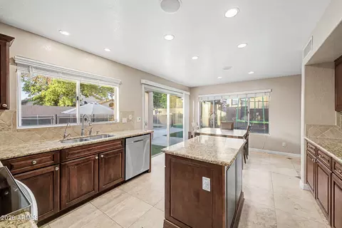 Kitchen - 4522 E Cathedral Rock Dr, Phoenix, AZ 85044 photo 2 of 4