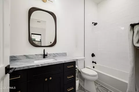 Bath - 4517 N 39th St, Phoenix, AZ 85018 photo 6 of 9