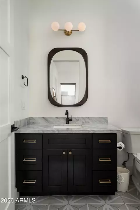 Bath - 4517 N 39th St, Phoenix, AZ 85018 photo 5 of 9