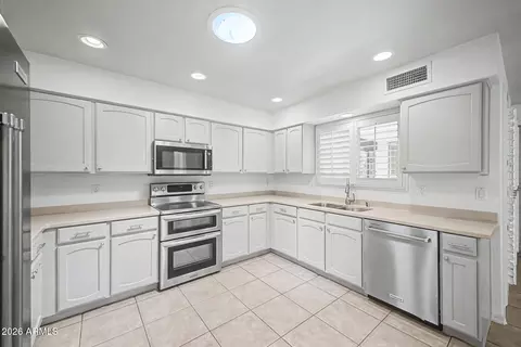 Kitchen - 4303 E Fairmount Ave, Phoenix, AZ 85018 photo 3 of 4