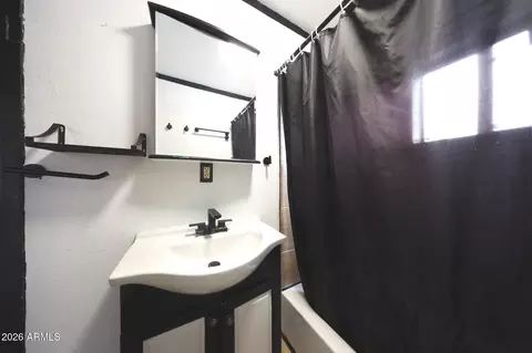 Bath - 4236 N 31st Dr, Phoenix, AZ 85017 photo 2 of 4