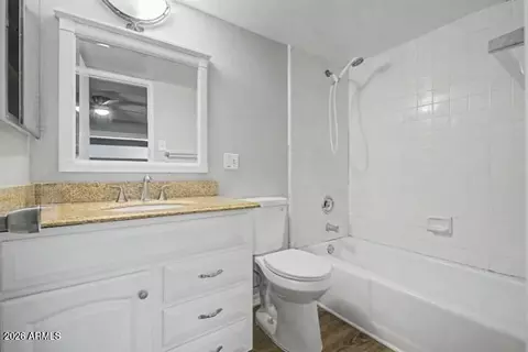 Bath - 3230 E Pinchot Ave #32, Phoenix, AZ 85018 photo 2 of 4