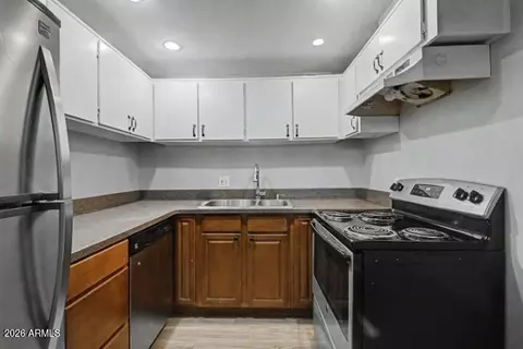 Kitchen - 3230 E Pinchot Ave #32, Phoenix, AZ 85018 photo 3 of 5