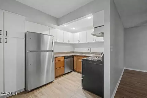Kitchen - 3230 E Pinchot Ave #32, Phoenix, AZ 85018 photo 1 of 5