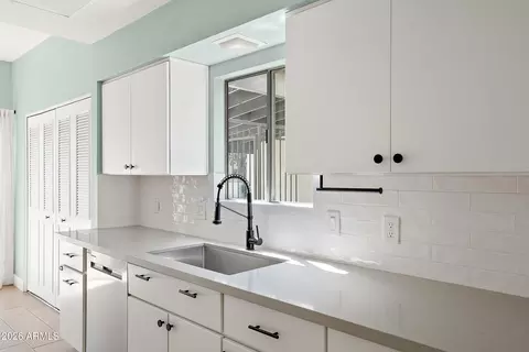 Kitchen - 4322 N 28th Way, Phoenix, AZ 85016 photo 3 of 4