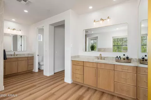 Bath - 3817 E Tracker Trl, Phoenix, AZ 85050 photo 3 of 4