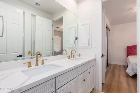 Bath - 3817 E Tracker Trl, Phoenix, AZ 85050 photo 5 of 10