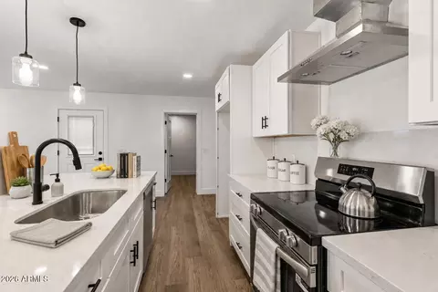 5745 N 13th Pl, Phoenix, AZ 85014 photo 9