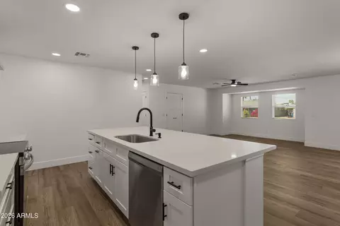 5745 N 13th Pl, Phoenix, AZ 85014 photo 8