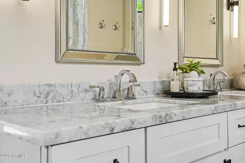 Bath - 4233 E Fairmount Ave, Phoenix, AZ 85018 photo 7 of 11