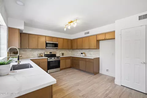 Kitchen - 4344 E Meadow Dr, Phoenix, AZ 85032 photo 3 of 6
