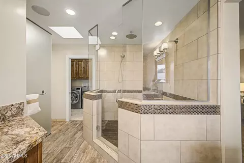 Bath - 5843 N 46th St, Phoenix, AZ 85018 photo 2 of 5