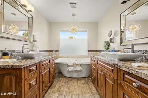 Bath - 5843 N 46th St, Phoenix, AZ 85018 photo 1 of 5