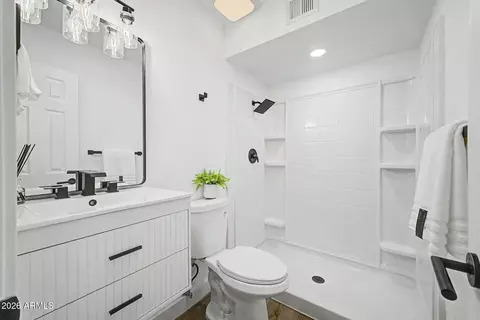 Bath - 3719 W Evans Dr, Phoenix, AZ 85053 photo 1 of 2