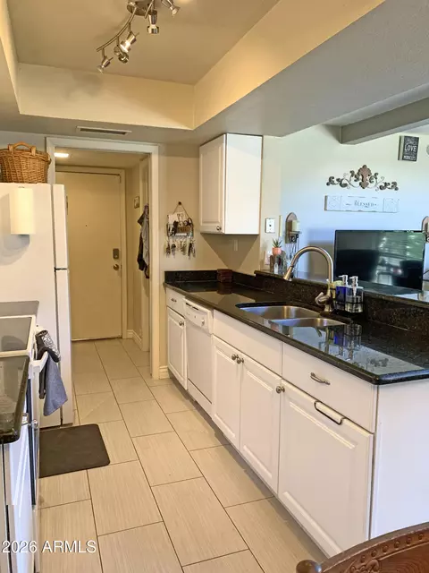 Kitchen - 4914 E Siesta Dr #2, Phoenix, AZ 85044 photo 3 of 4