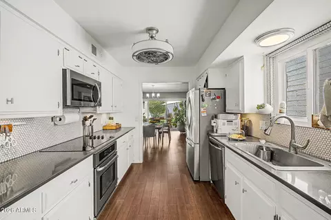 Kitchen - 4316 E Piccadilly Rd, Phoenix, AZ 85018 photo 1 of 2