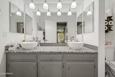 Bath - 4316 E Piccadilly Rd, Phoenix, AZ 85018 photo 1 of 3